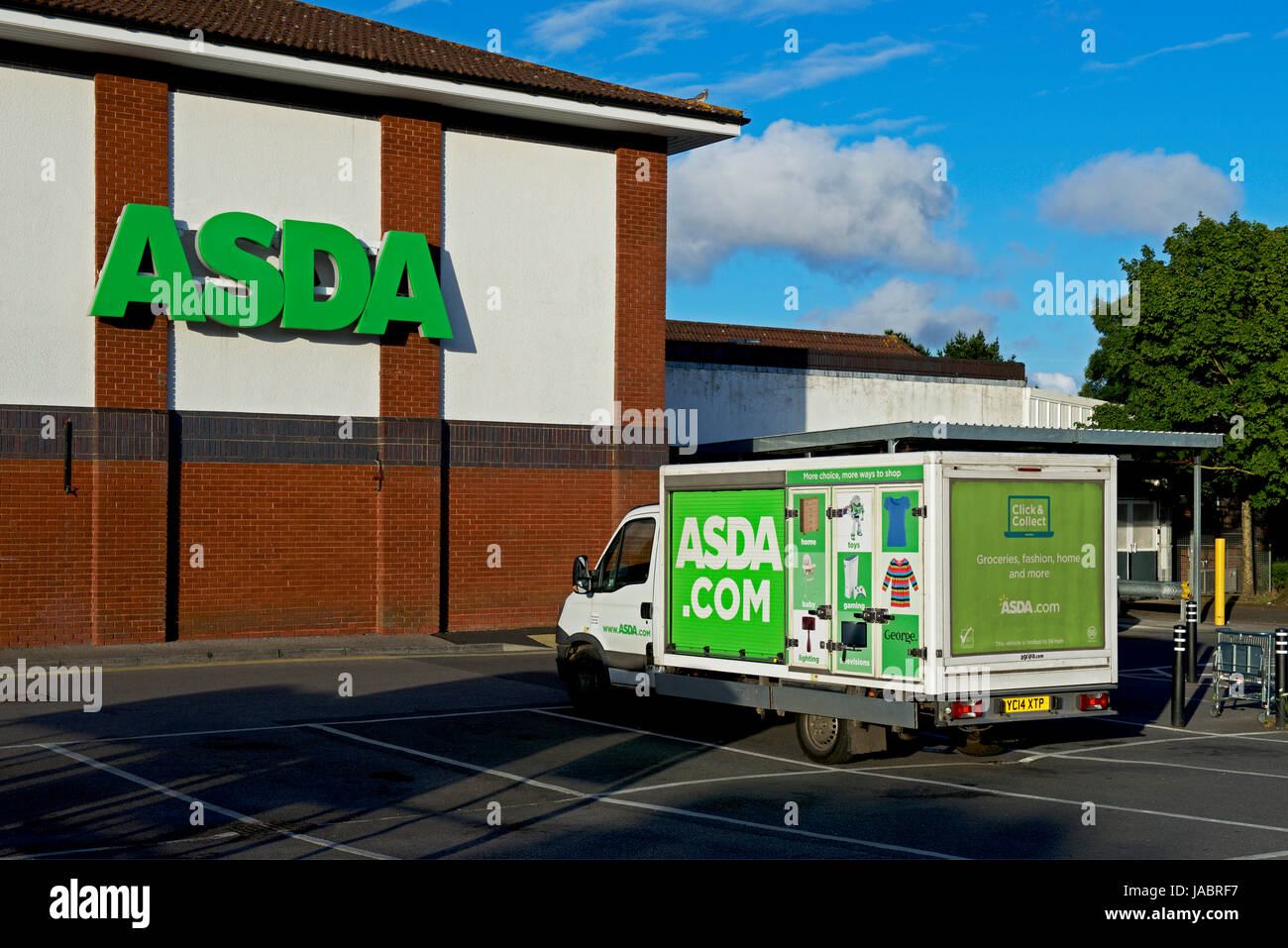 ASDA van per la consegna al di fuori del negozio, England Regno Unito Foto Stock