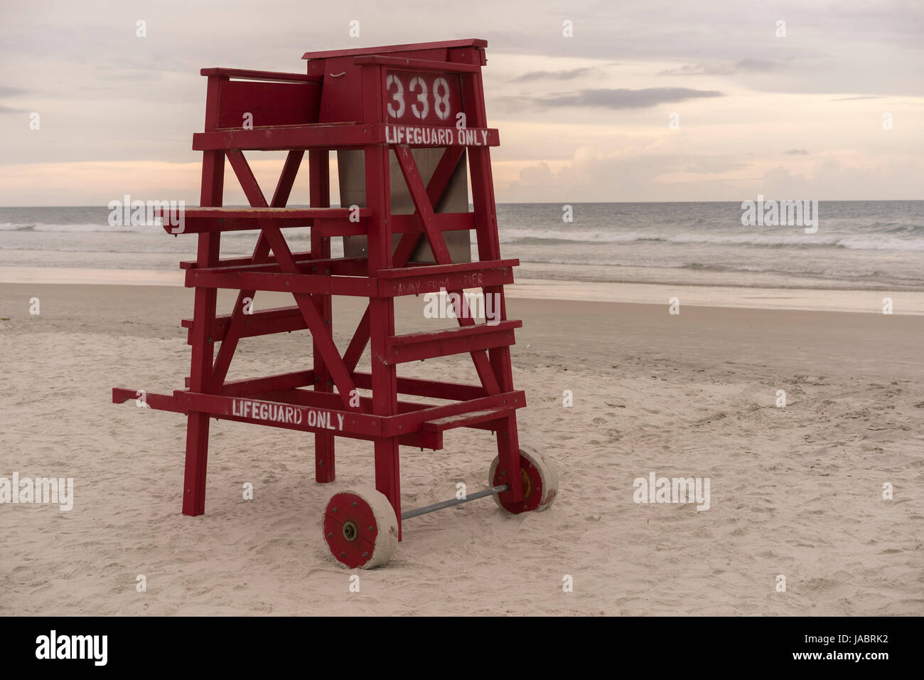 Red Life Guard Stand su una spiaggia durante l ora d'Oro Foto Stock