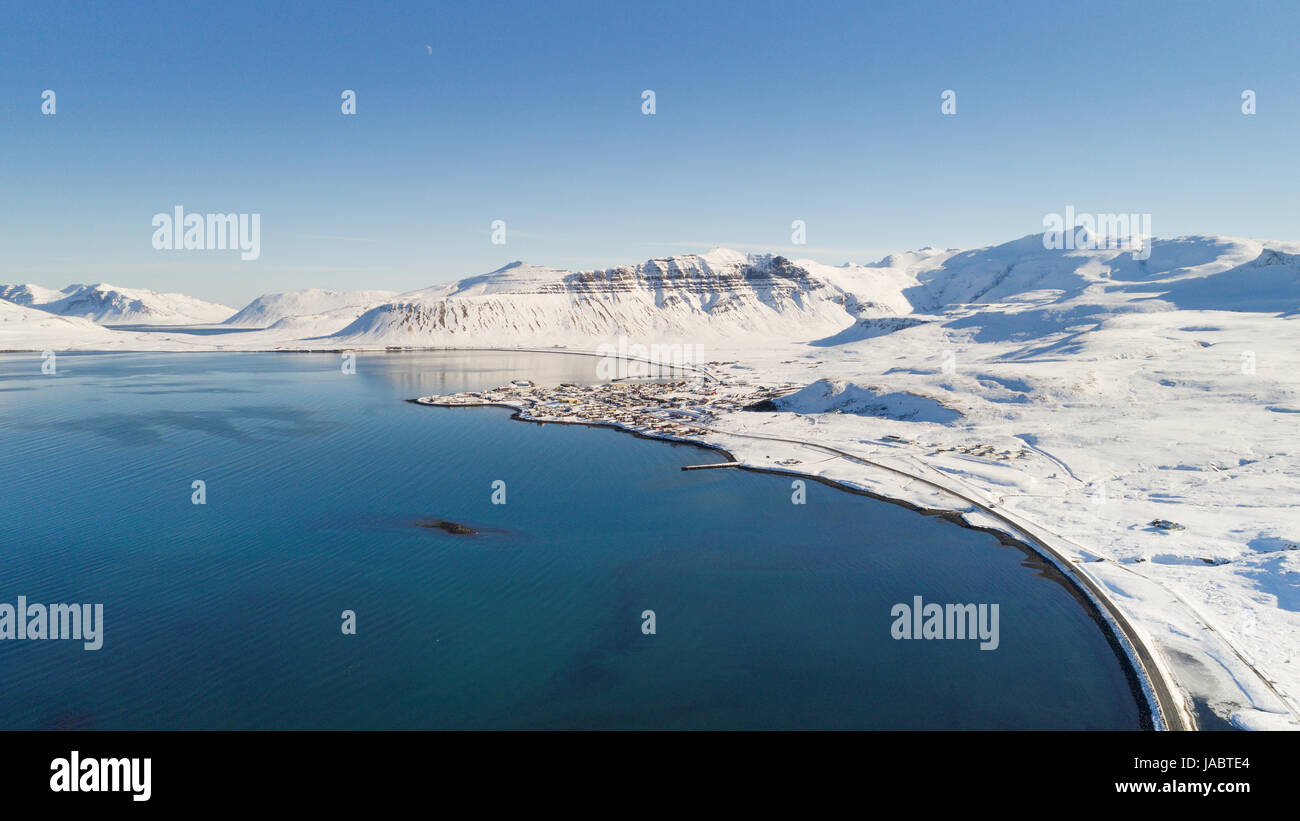 Città Grundarfjördur e fiordo con il litorale di Snaefellsnes in inverno con neve - foto aerea catturato da fuco Foto Stock