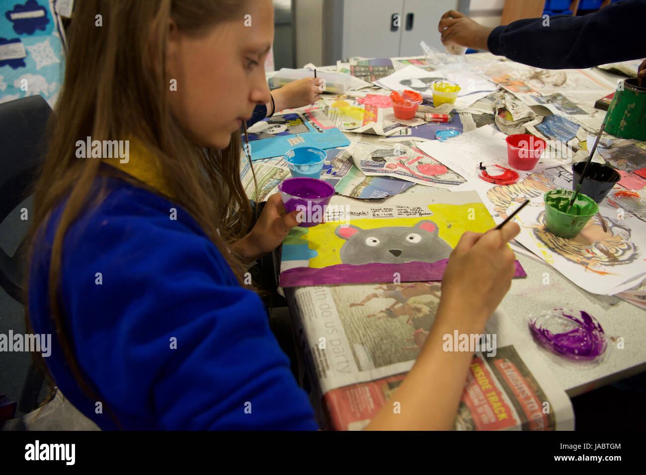Scuola per bambini lavorando sul poster di conservazione Foto Stock