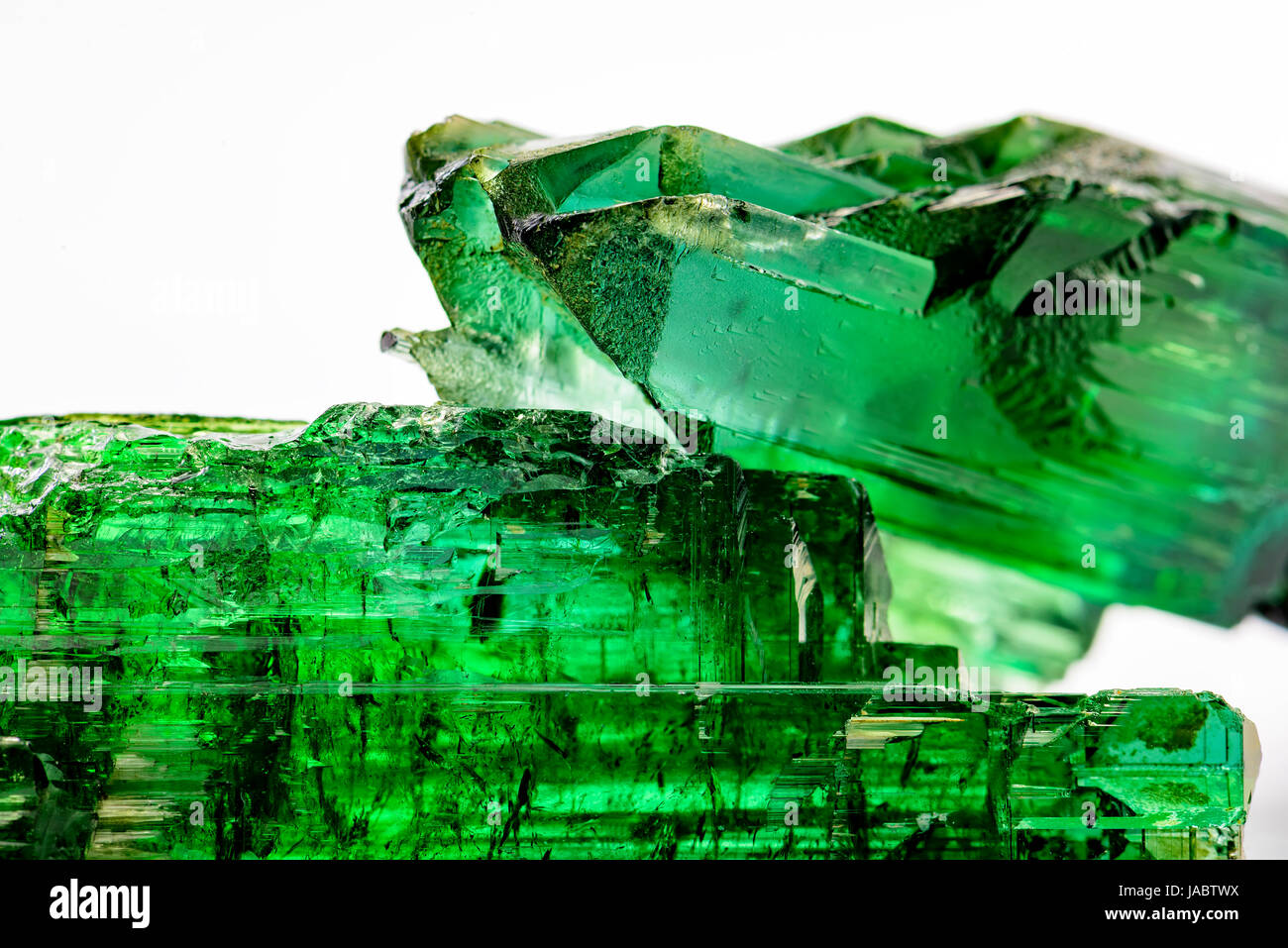 Dettaglio del brasiliano tormalina verde cristallo con la sua texture, colori e trasparenza Foto Stock