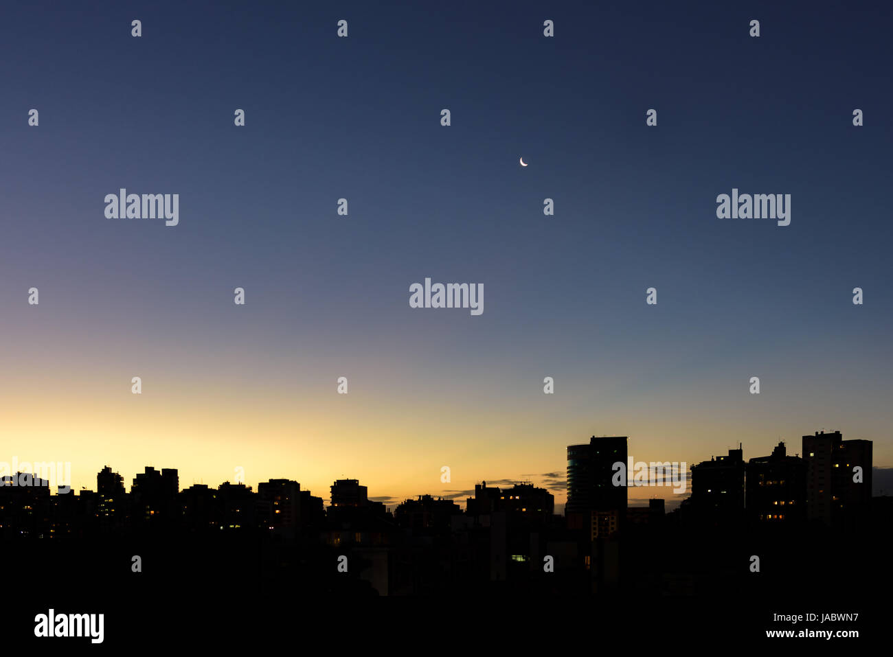 La notte nella città di Porto Alegre con il profilo degli edifici retroilluminato Foto Stock