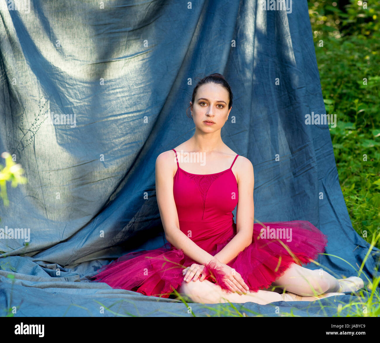 Ballerina in un rosso tutu nel bosco Foto Stock