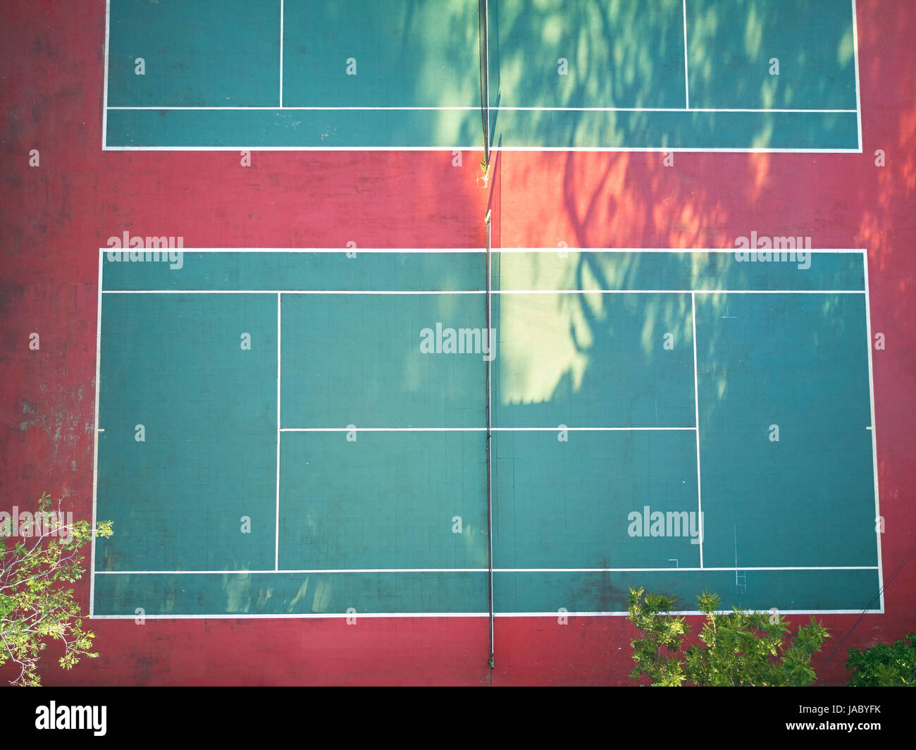 Svuotare il campo da tennis sopra vista aerea sulla giornata di sole Foto Stock