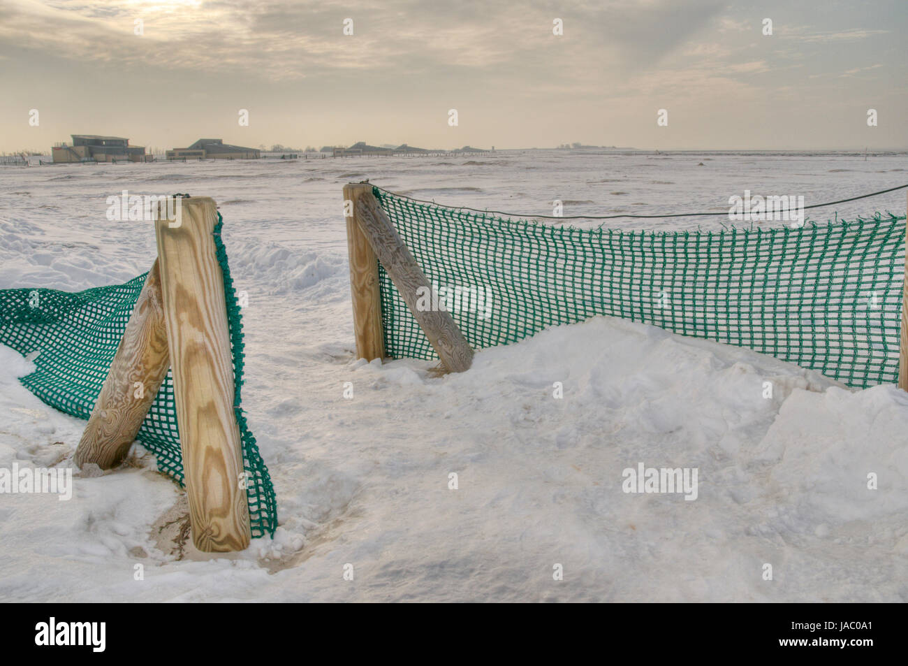 Ostfriesische winterliche Küstenlandschaft mit Zaun im Vordergrund als HDRI; Frisone Orientali (Germania) paesaggio invernale con recinzione in primo piano HDRI composta Foto Stock