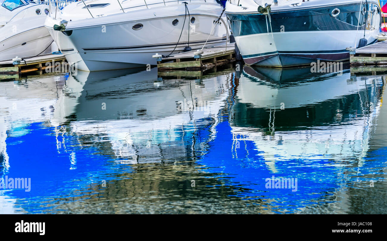 Velocità del motore barche Abstact Boardwalk Marina pontili barche sul lago di riflessione di Coeur d' Alene Idaho Foto Stock