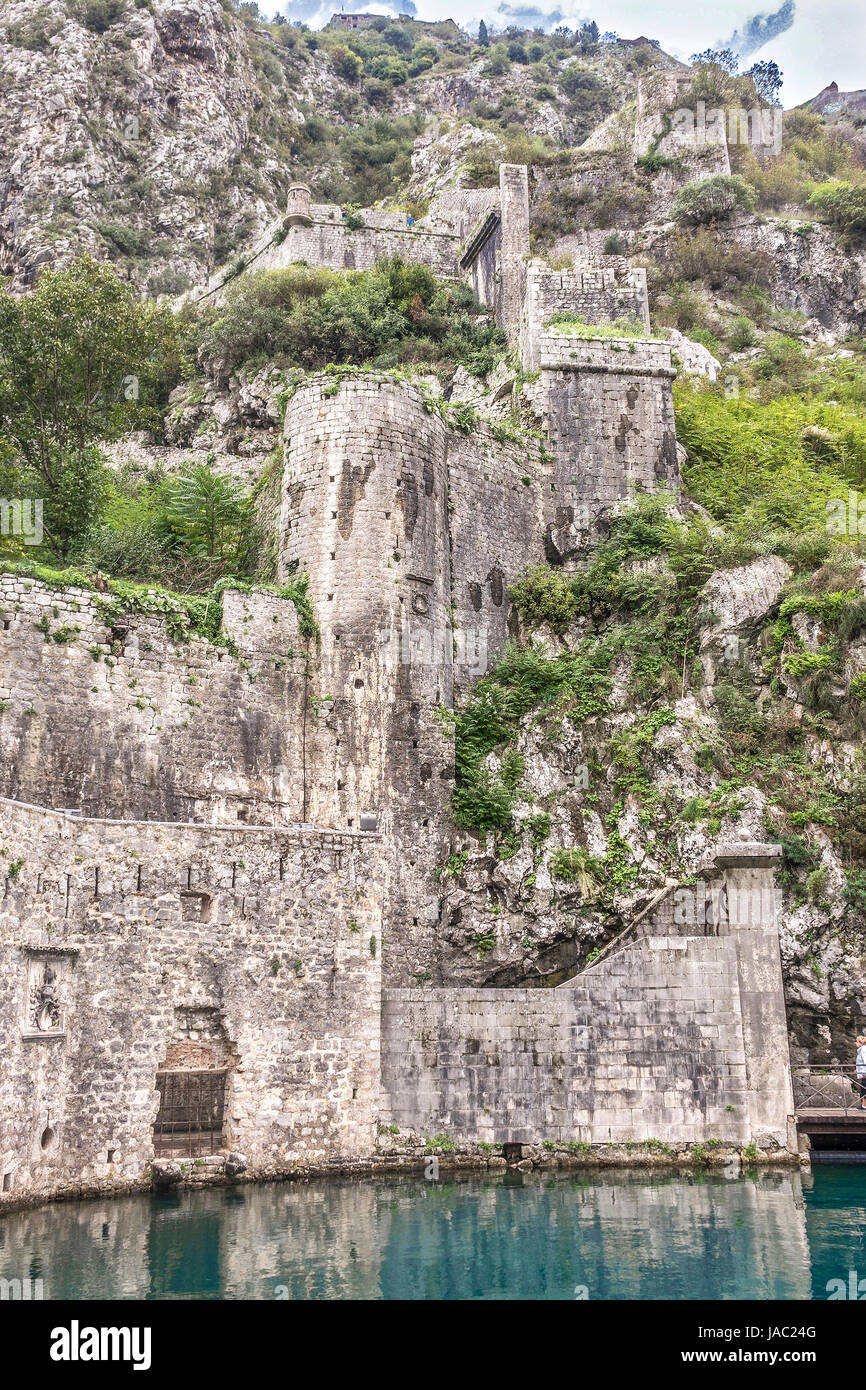 Una parte della parete della città e il fossato, Kotor, Montenegro Foto Stock