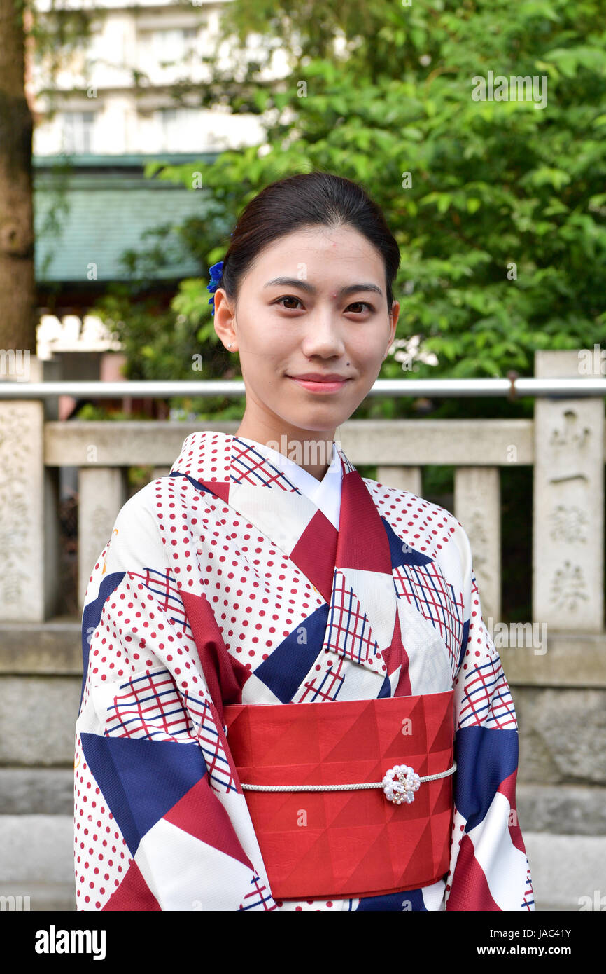 TOKYO - 28 Maggio: donna giapponese indossando il tradizionale giapponese Yukata (per l'estate usura) presso il Tempio di Sensoji (Tempio di Asakusa Kannon) il 28 maggio 2017 a Asa Foto Stock