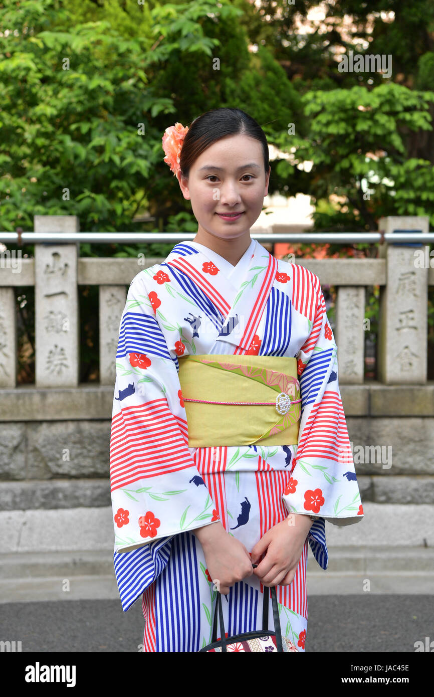 TOKYO - 28 Maggio: donna giapponese indossando il tradizionale giapponese Yukata (per l'estate usura) presso il Tempio di Sensoji (Tempio di Asakusa Kannon) il 28 maggio 2017 a Asa Foto Stock