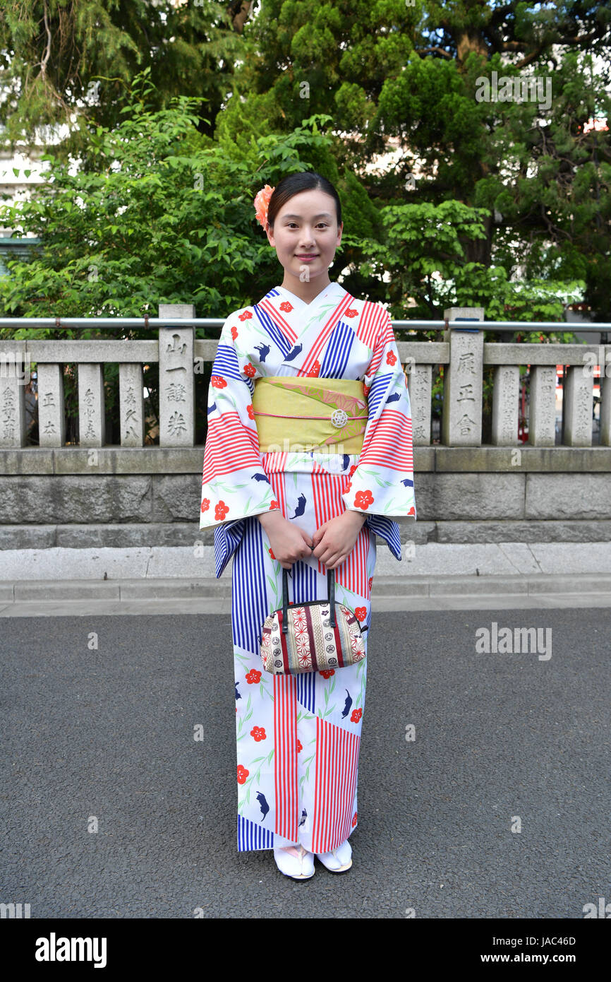 TOKYO - 28 Maggio: donna giapponese indossando il tradizionale giapponese Yukata (per l'estate usura) presso il Tempio di Sensoji (Tempio di Asakusa Kannon) il 28 maggio 2017 a Asa Foto Stock
