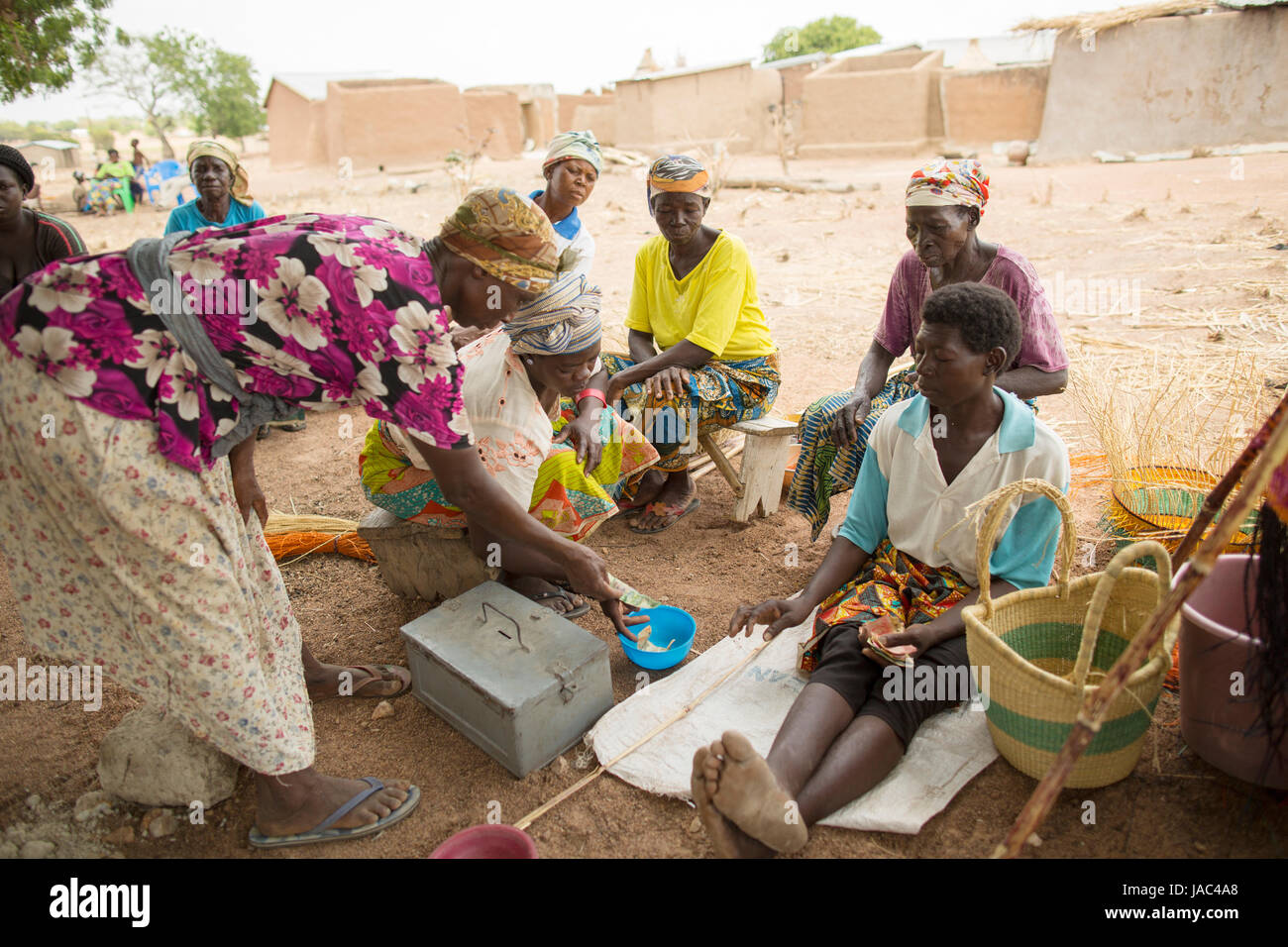 I membri di un SILC (risparmi e prestiti interne europee) gruppo si riuniscono insieme per salvare e prestito nel nord del Ghana, Africa. Foto Stock