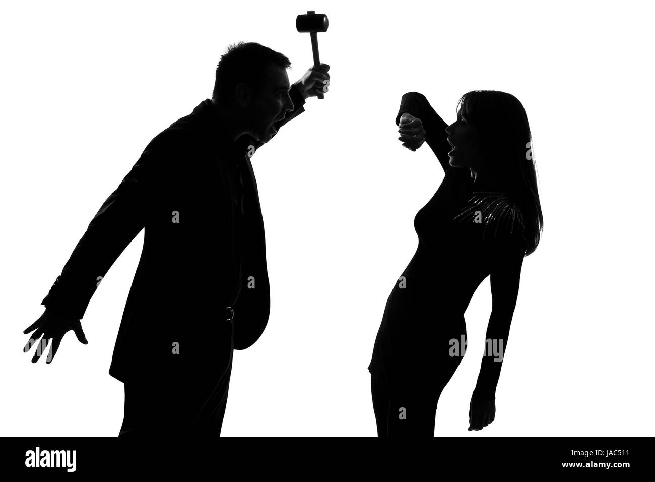 Una coppia caucasica l uomo e la donna che esprimono la violenza domestica in studio silhouette isolati su sfondo bianco Foto Stock