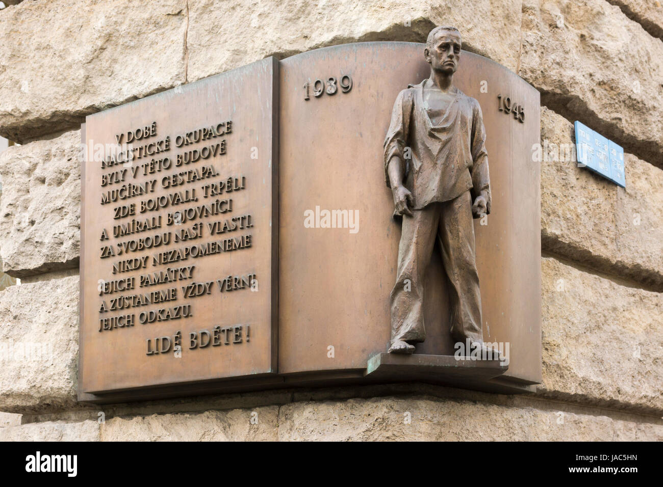 Una lapide commemorativa all'angolo di Petschkův palác, commemorativa delle vittime della seconda guerra mondiale della Gestapo e di Reinhard Heydrich, 1939 - 1945. Praga Foto Stock