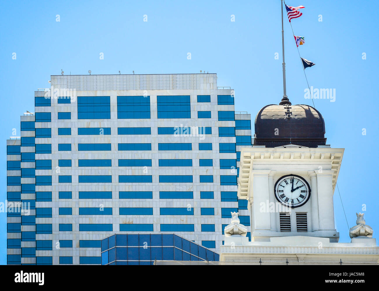 Un dettaglio architettonico della giustapposizione di un grattacielo moderno edificio di uffici e di una cupola in cima alla vecchia Tampa City Hall in downtown Tampa, FL Foto Stock