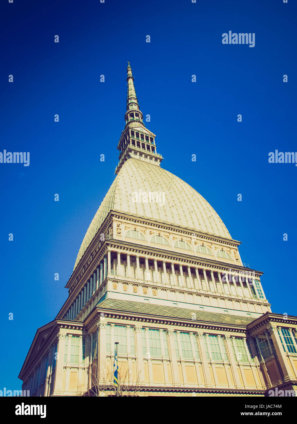 Vintage cercando la Mole Antonelliana, Torino, Piemonte, Italia - oltre il cielo blu sullo sfondo Foto Stock