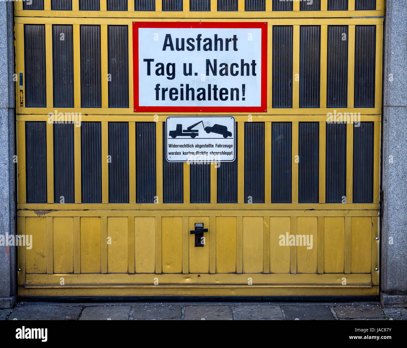 Segno uscire da conservare prima di un garage, Schild Ausfahrt freihalten vor einer Garage Foto Stock