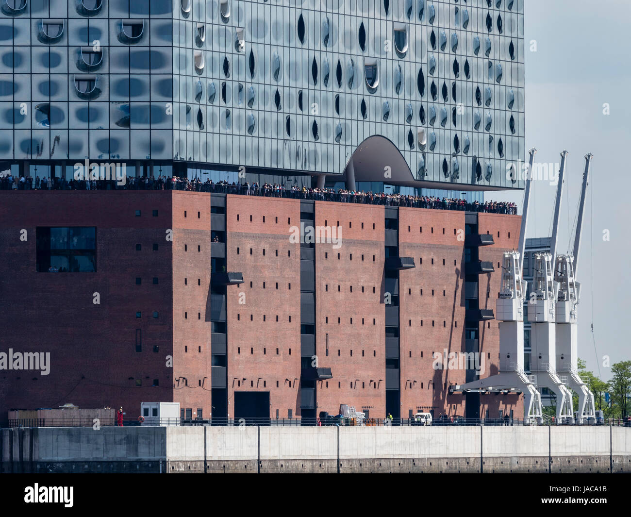 Elbphilharmonie di Amburgo, concert hall presso il fiume Elba sulla sommità del centro storico di magazzino, Hafencity, città anseatica di Amburgo, Germania Foto Stock