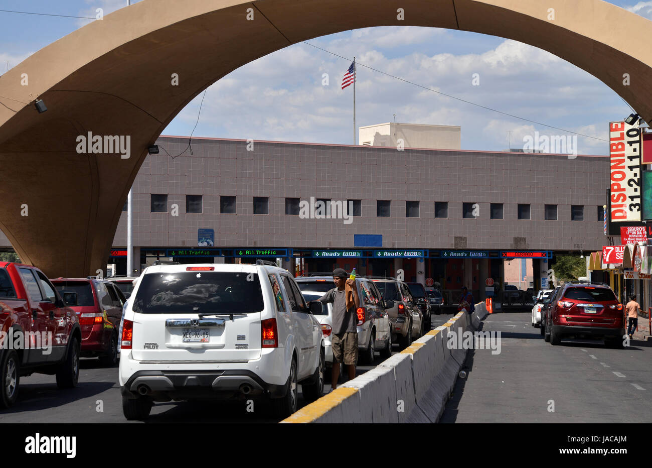 Veicoli passeggeri attendere a Puerto Fronterizo Nogales I Y II presso il confine internazionale in Nogales, Sonora, Messico, per entrare in Arizona, Stati Uniti. Foto Stock
