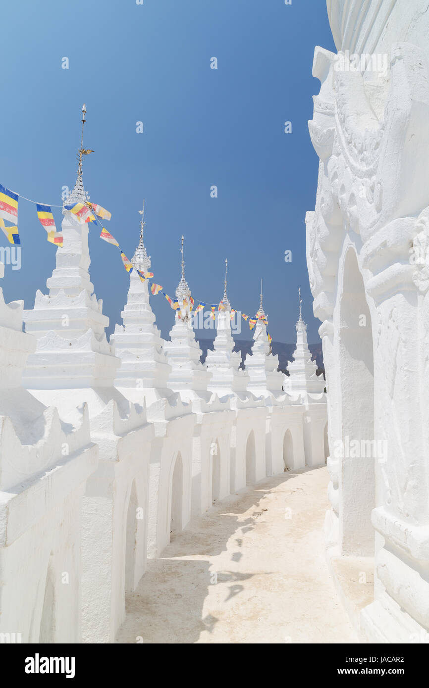 In alto terrazza presso il Hsinbyume (noto anche come Myatheindan) Pagoda che è una grande pagoda bianca in Mingun vicino a Mandalay in Myanmar. Foto Stock