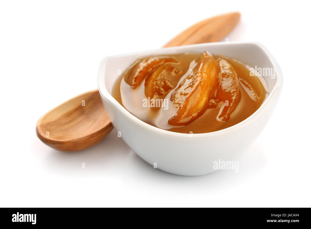 Ciotola di confettura di pesche isolato su bianco Foto Stock
