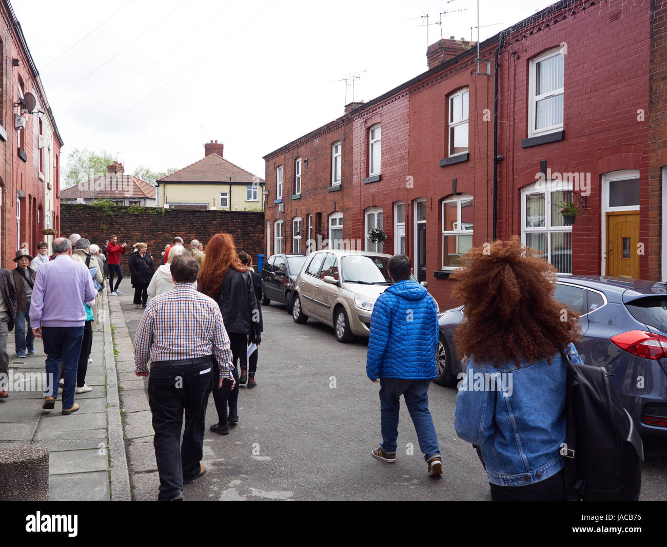 Turisti fuori 12 Arnold Grove, Liverpool, la casa d'infanzia di George Harrison Foto Stock