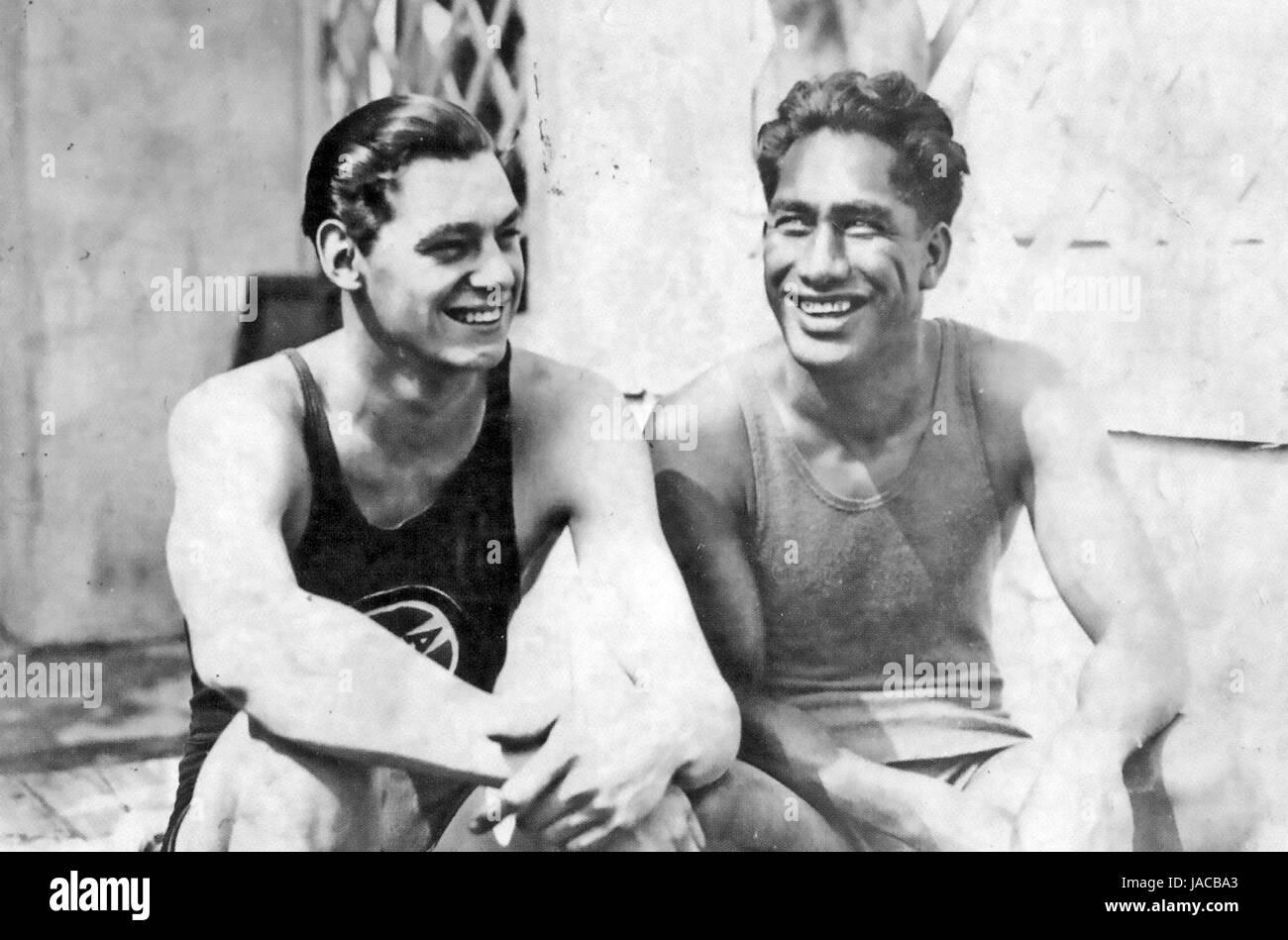 DUKE KAHANAMOKU surfista Hawaiano e Olympic nuotatore a destra con il connazionale americano Olympian Johnny Weismuller circa 1925 Foto Stock