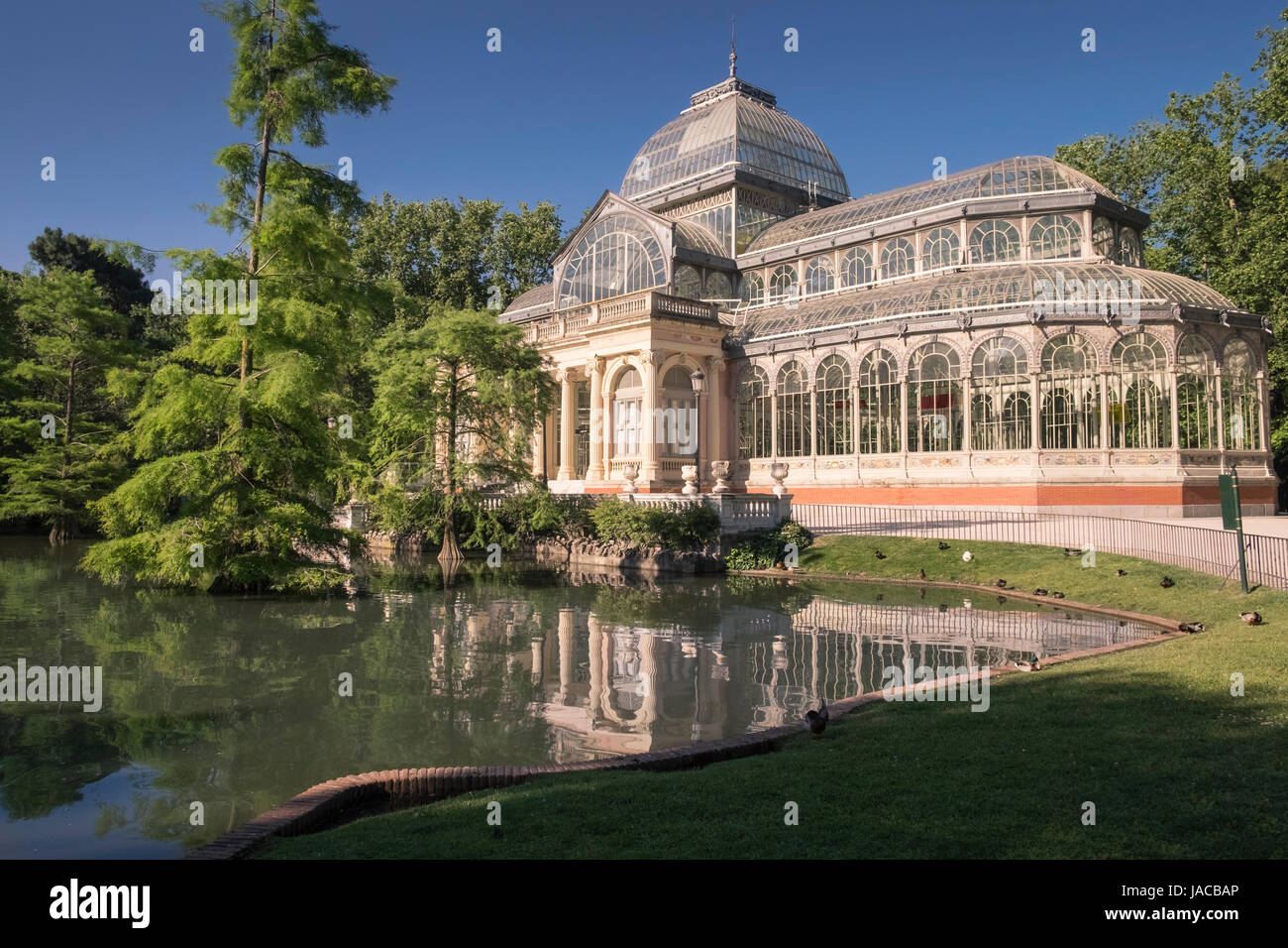 Palacio de Cristal, una struttura in vetro e metallo, situato nella popolare attrazione Buen Retiro Park, Madrid, Spagna Foto Stock