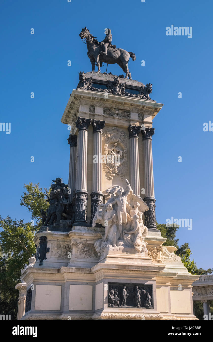 Monumento storico e la statua equestre di re Alfonso XII, Buen Retiro Park, Madrid, Spagna Foto Stock