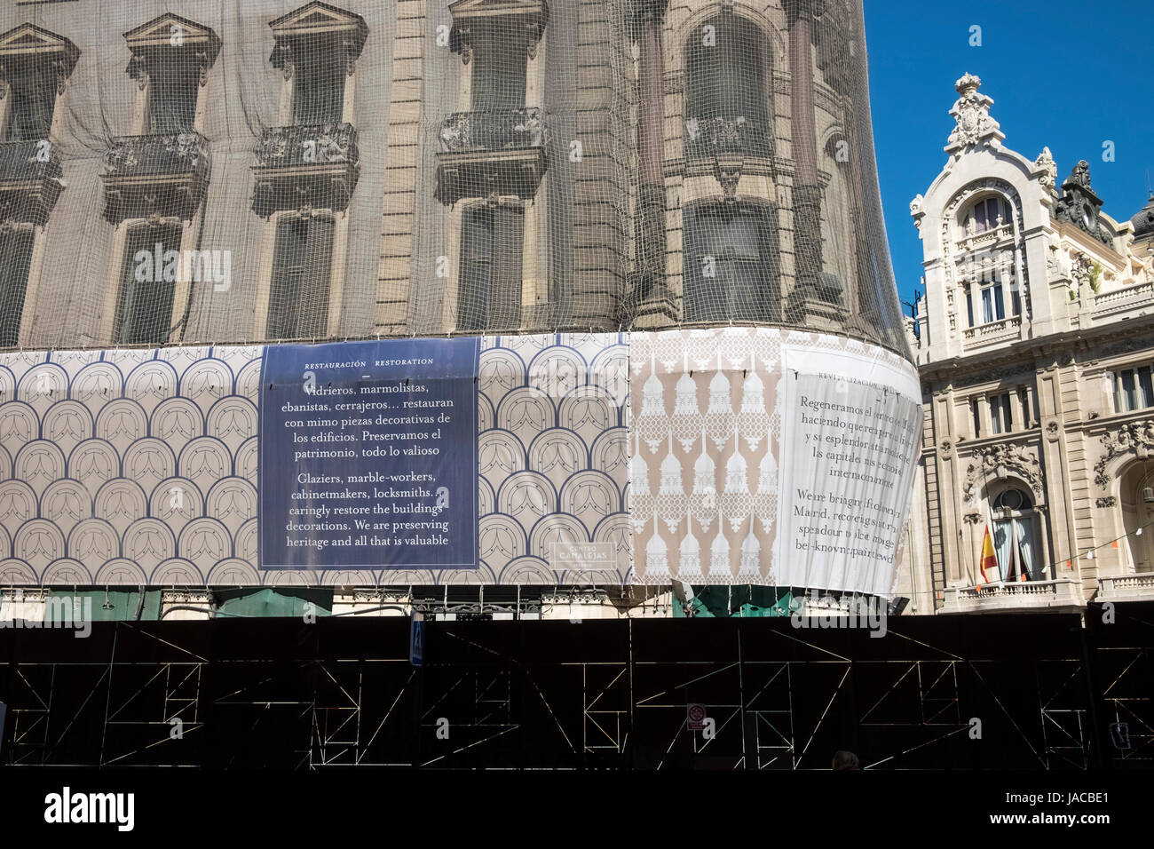Costruzione di lavori di restauro per il ripristino del patrimonio architettonico dettagli degli edifici di Madrid in Spagna. Foto Stock