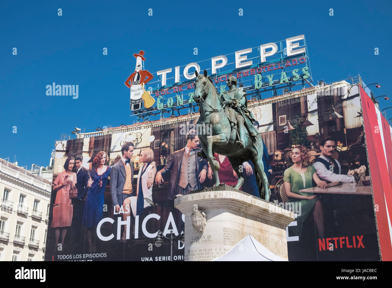 Vecchia cultura incontra di nuovo. Statua equestre di re Carlo III accanto alla pubblicità moderna pensione in Puerta Del Sol di Madrid, Spagna. Foto Stock