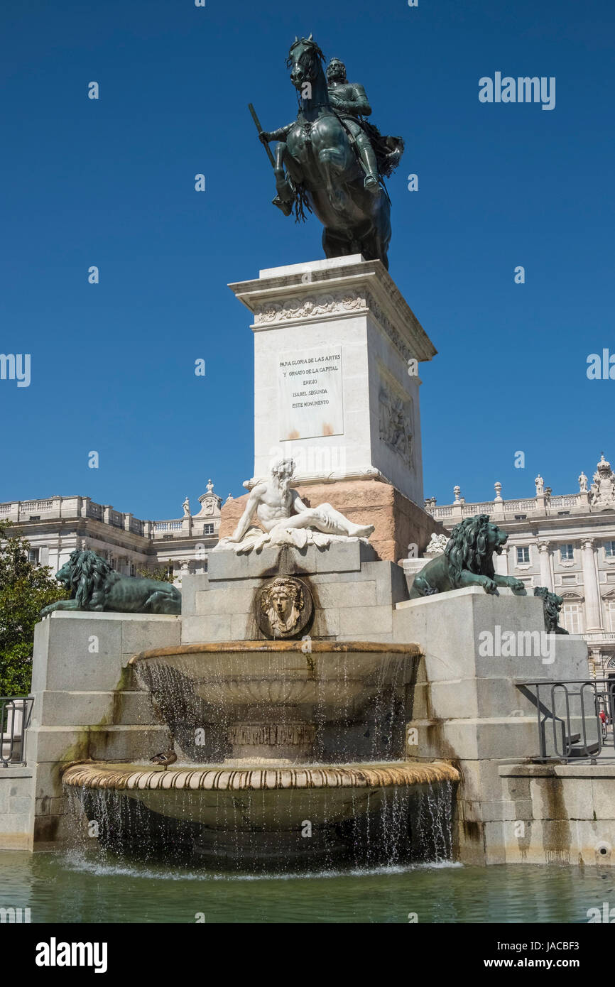 Un monumento della fontana e la statua equestre di re Filippo IV, Plaza de Oriente, Madrid, Spagna Foto Stock