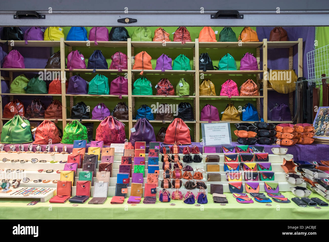 Colorato fatto a mano artigianale di borse in pelle, portafogli e portamonete sul display e per la vendita in un mercato di strada in stallo, Madrid, Spagna Foto Stock