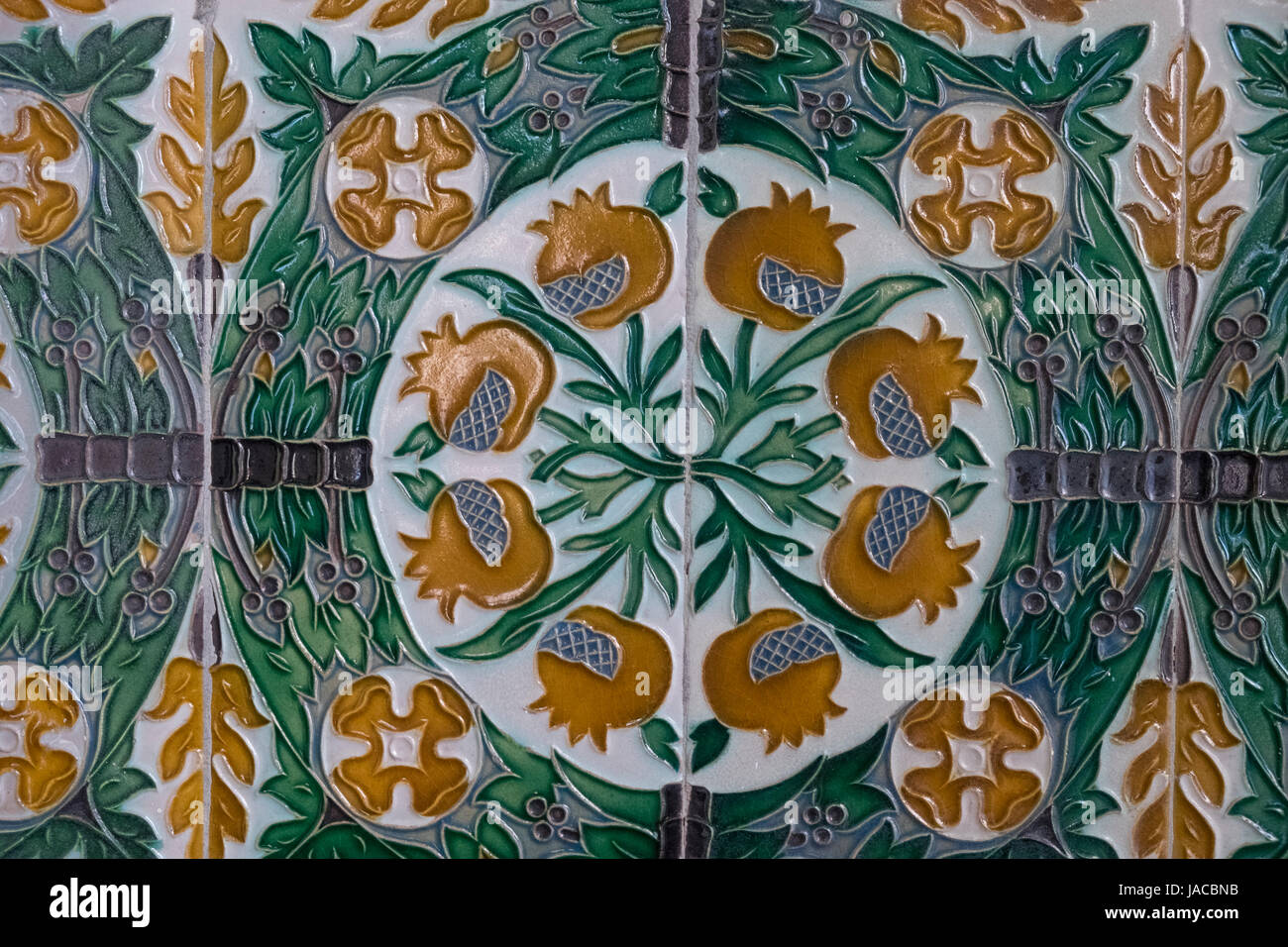 Dipinto a mano le piastrelle di ceramica utilizzata per una scala all'interno di Cibeles Palace, Casa del Post Office HQ e il consiglio della città, Madrid, Spagna Foto Stock