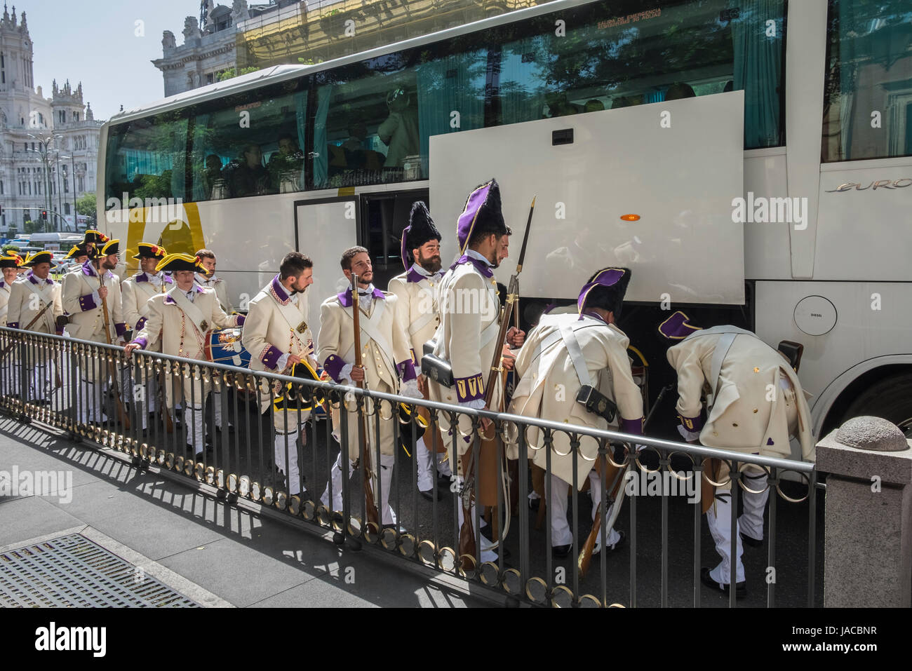 Uomini che indossano il cerimoniale uniforme militare in coda a bordo di un autobus, Madrid, Spagna Foto Stock
