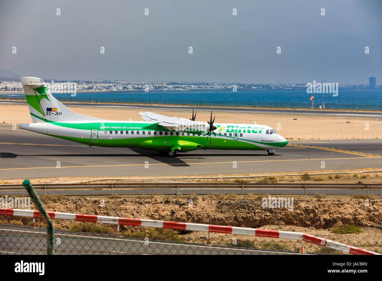 ARECIFE, Spagna - Aprile 16 2017: ATR 72 di Binter con la registrazione CE-JEH pronto al decollo a Lanzarote Airport Foto Stock
