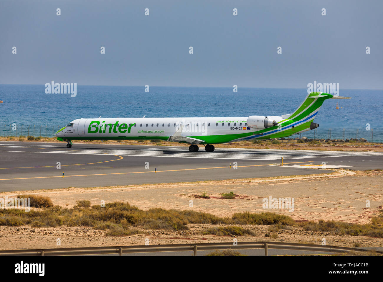ARECIFE, Spagna - Aprile 16 2017: Canadair CRJ-1000 di Binter con la registrazione CE-MOX pronto al decollo a Lanzarote Airport Foto Stock