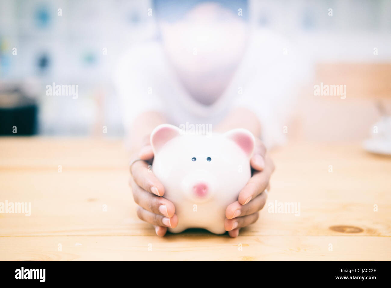 Risparmio di denaro,salvadanaio salvataggio,business risparmiando denaro concetto,economia aziendale idea,messa a fuoco selettiva e vintage del tono di colore. Foto Stock