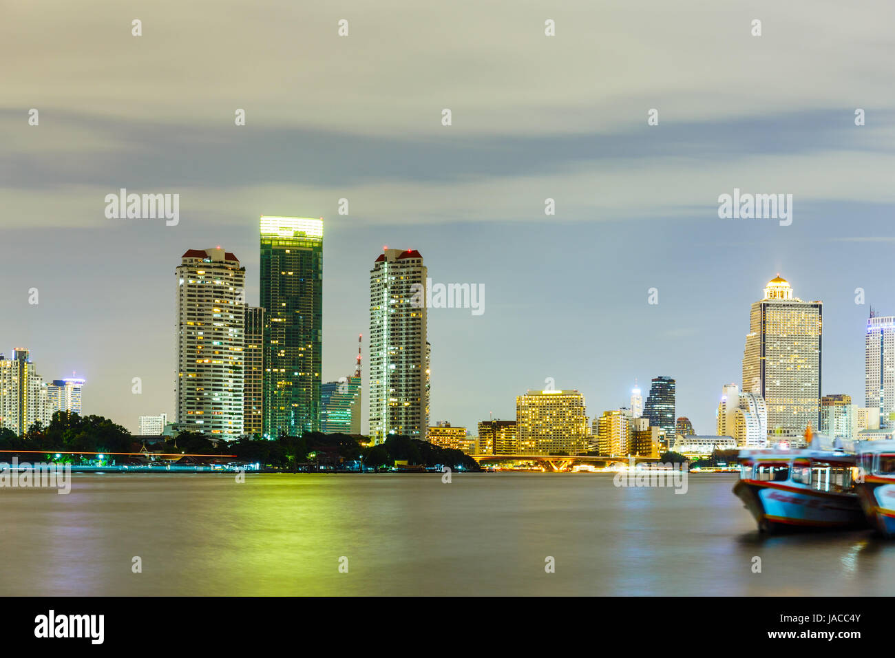 Bangkok skyline della città di notte Foto Stock