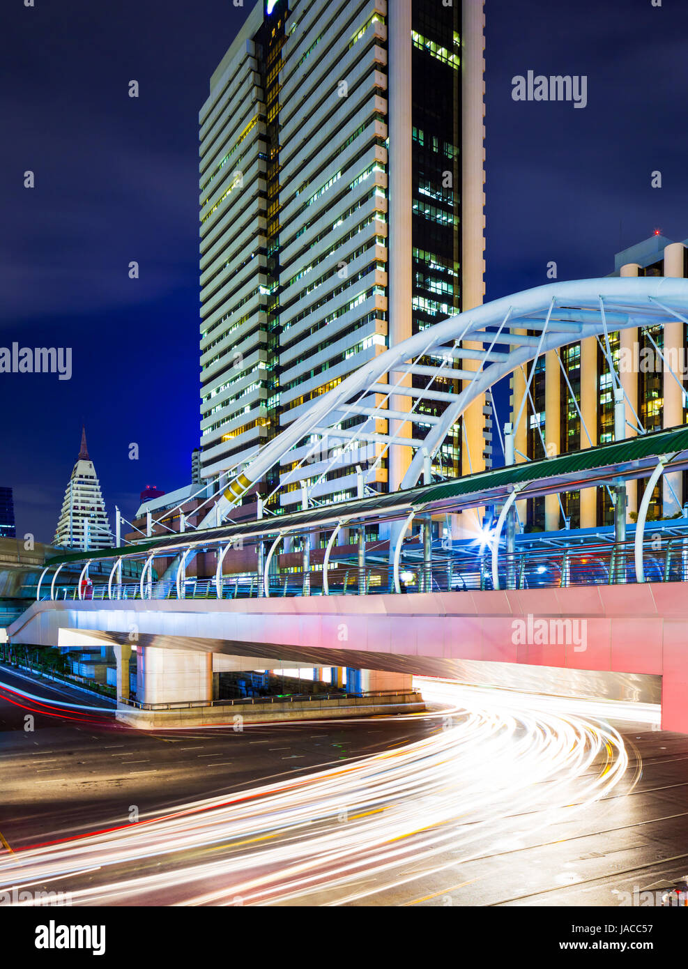 Lo skyline di Bangkok e luce del traffico Foto Stock