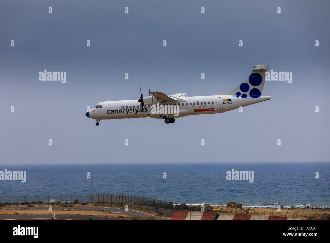 ARECIFE, Spagna - Aprile 16 2017: ATR 72 di canariafly.es con la registrazione CE-IZO in atterraggio a Lanzarote Airport Foto Stock