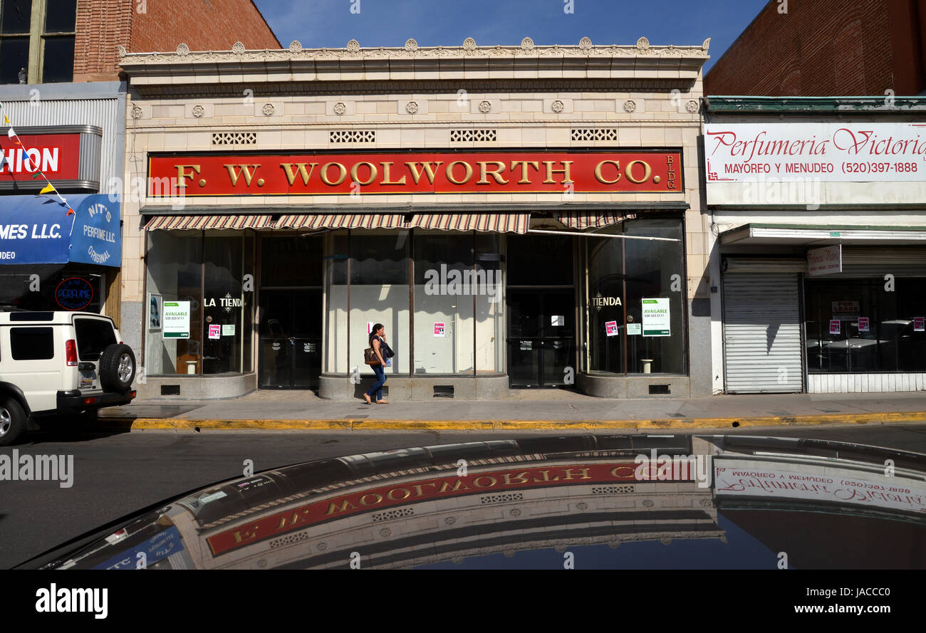 Un F. W. Woolworth Co., dipartimento si trova chiuso nel centro di Nogales, Arizona, Stati Uniti. Foto Stock