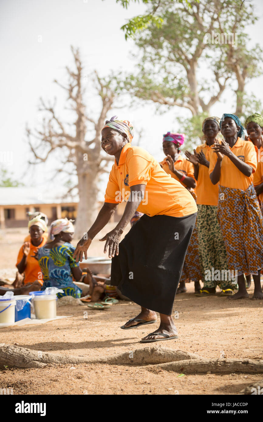 Membri della donna gruppo SILC (Risparmio e Prestito interno comunità) danza insieme durante una riunione Upper East Regione, Ghana. Foto Stock