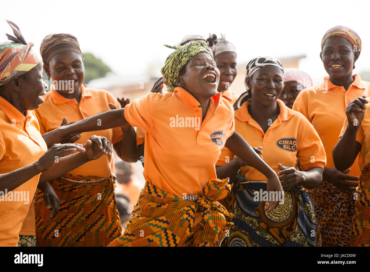 Membri della donna gruppo SILC (Risparmio e Prestito interno comunità) danza insieme durante una riunione Upper East Regione, Ghana. Foto Stock