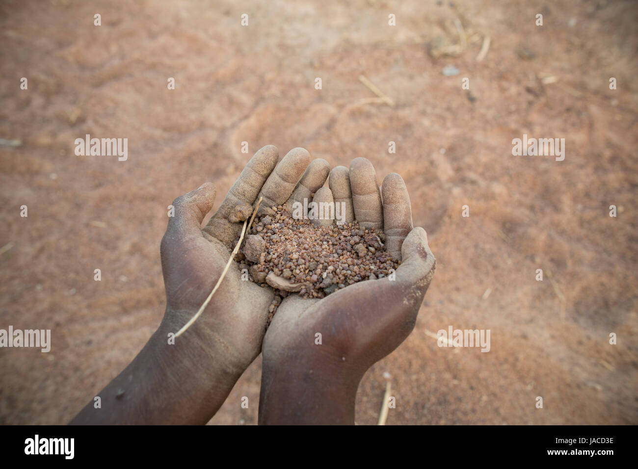 Tenere le mani a secco, arido terreno in colpita dalla siccità del nord del Ghana, Africa occidentale. Foto Stock