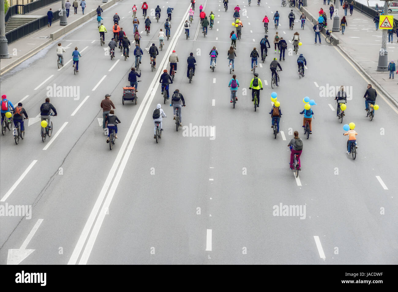 Un folto gruppo di ciclisti su strada, city marathon, torna a noi, irriconoscibile. Sport e stile di vita sano concetto. Per sfondo, luogo per il testo Foto Stock