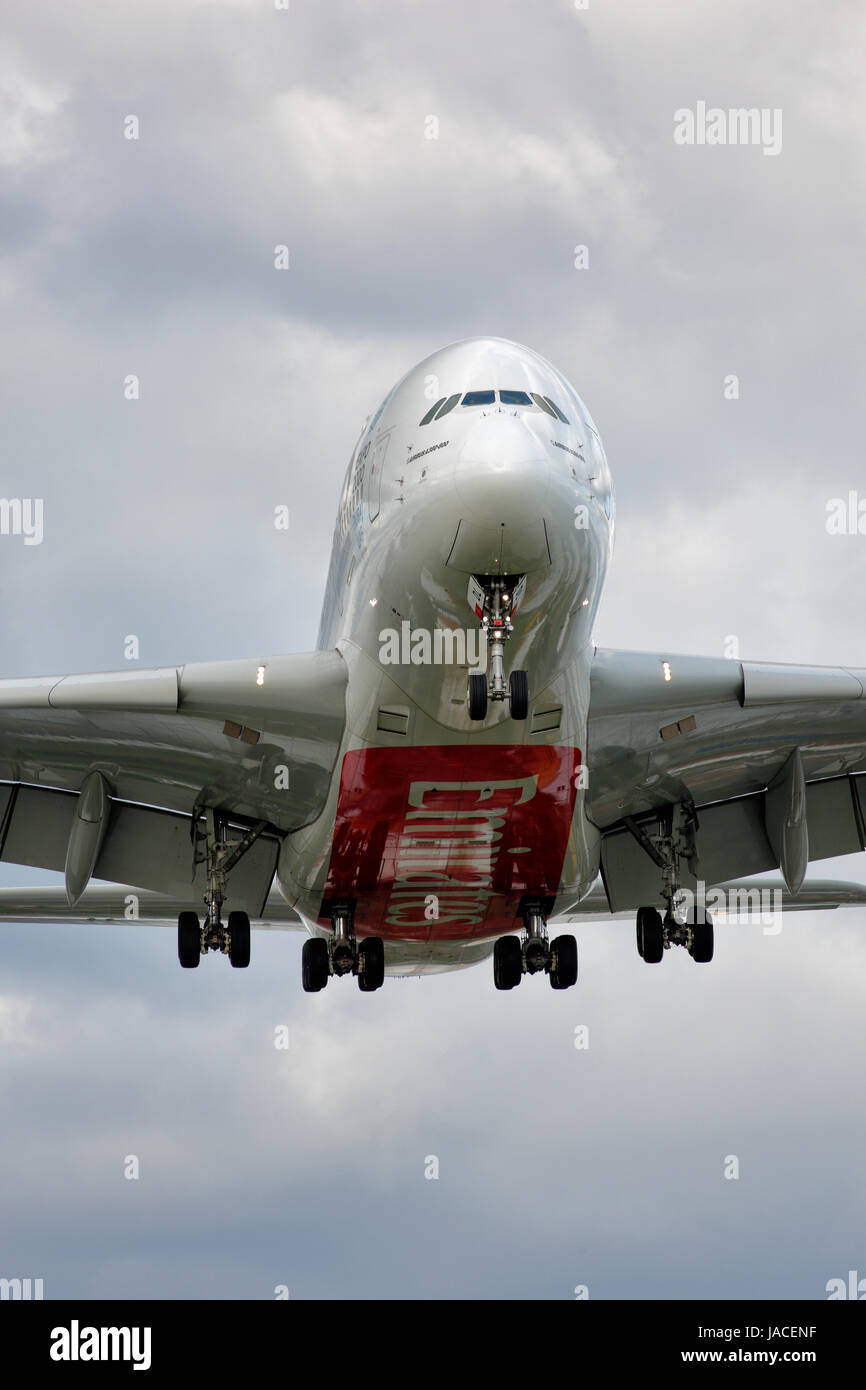 A6-EDL Emirates Airbus A380-800 CN-046 sulla rotta di avvicinamento 27L Aeroporto di Londra Heathrow Foto Stock