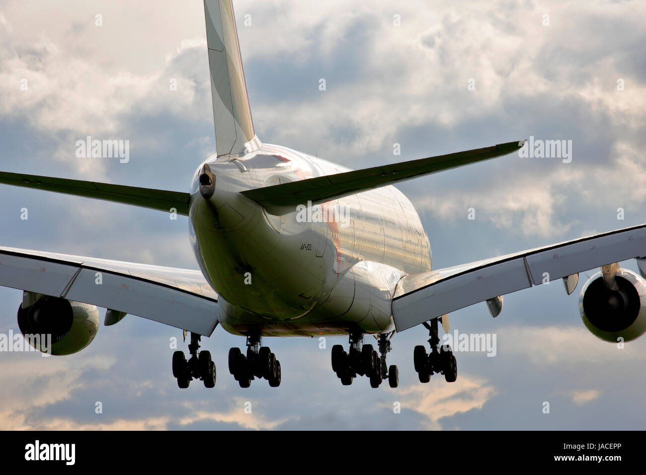 A6-EDL Emirates Airbus A380-800 CN-046 sulla rotta di avvicinamento 27L Aeroporto di Londra Heathrow Foto Stock