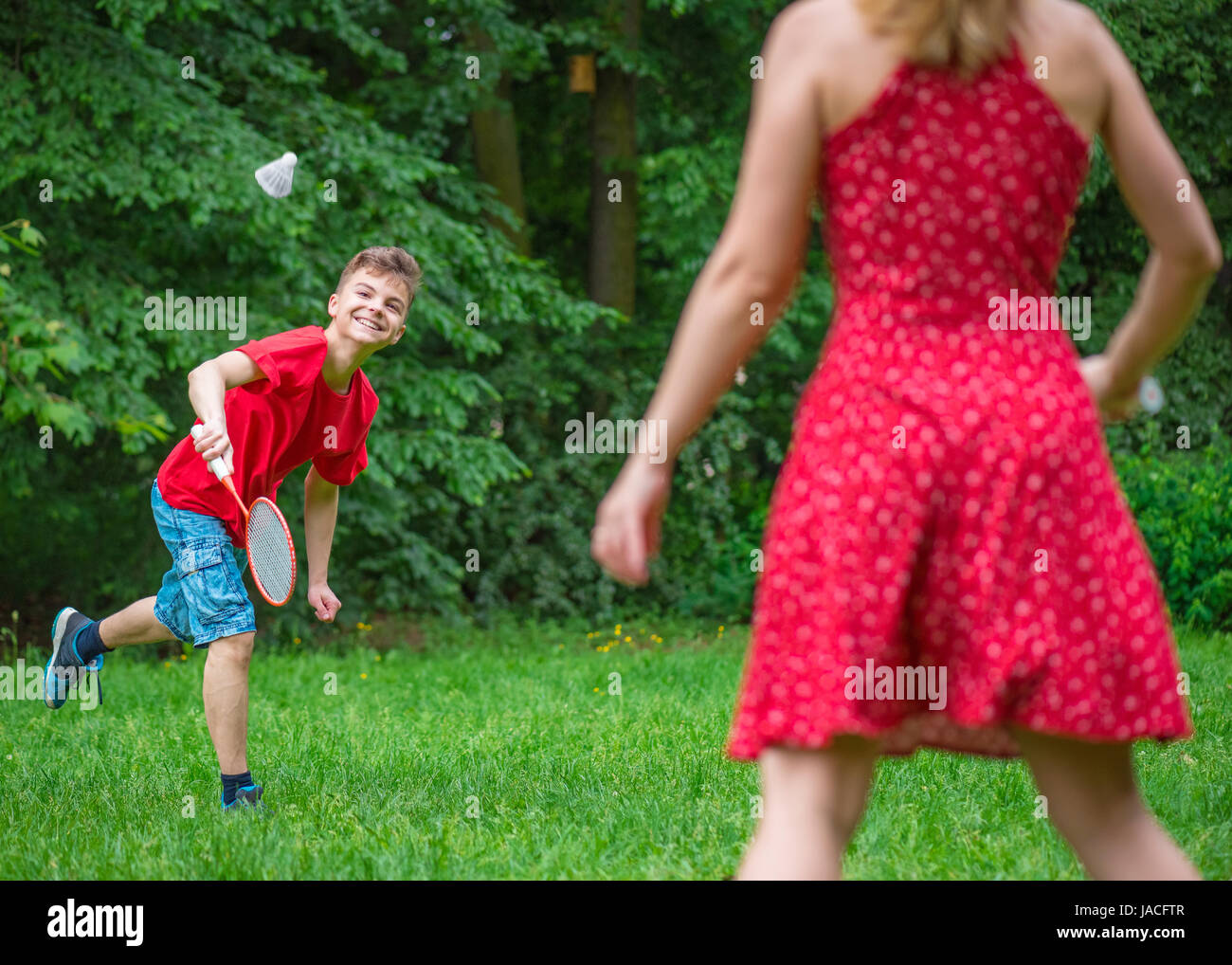 Un ragazzo e una ragazza la riproduzione di badminton Foto Stock