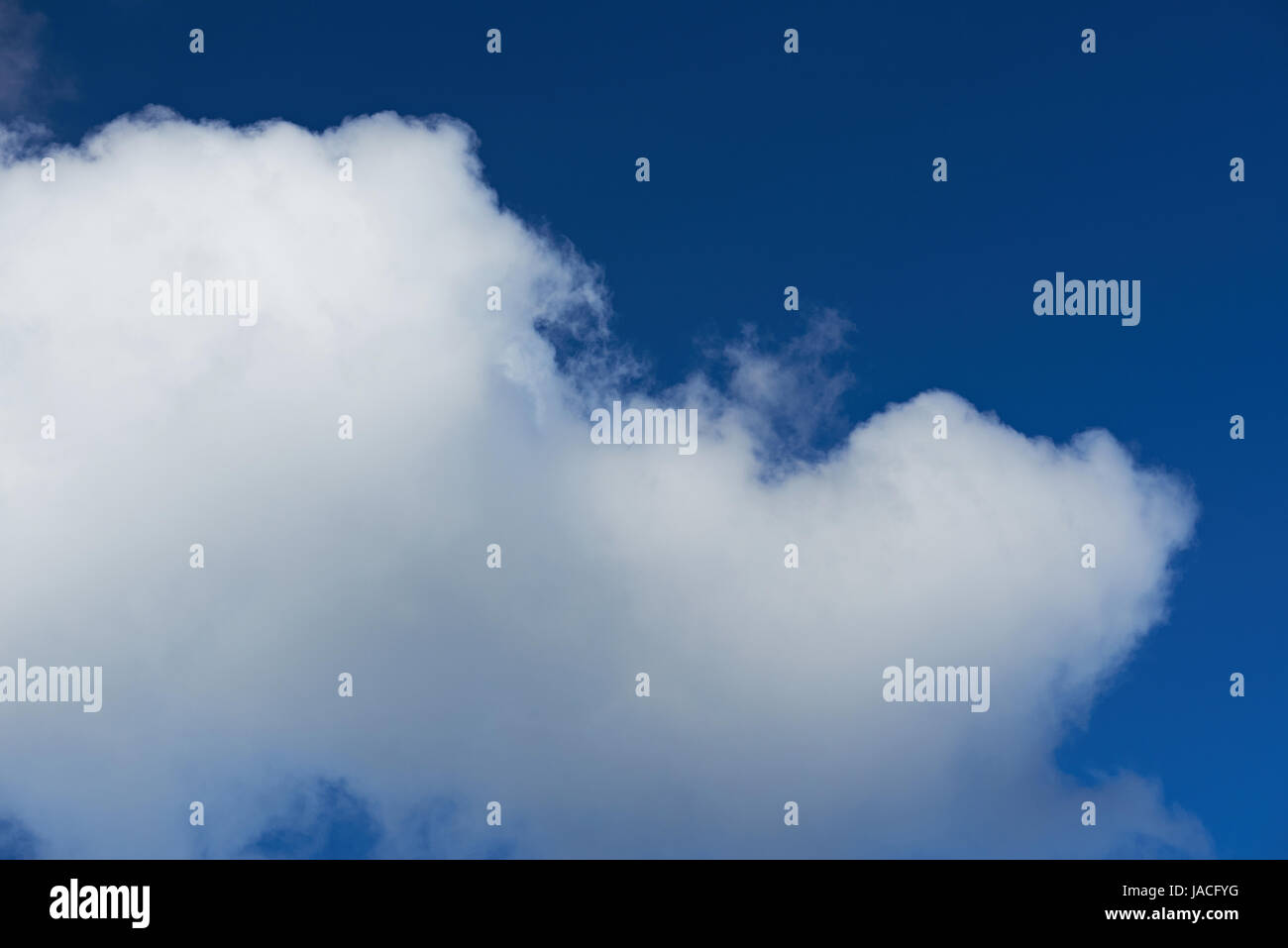 Bianco puro big cloud su un profondo colore blu giorno tempo sky Foto Stock