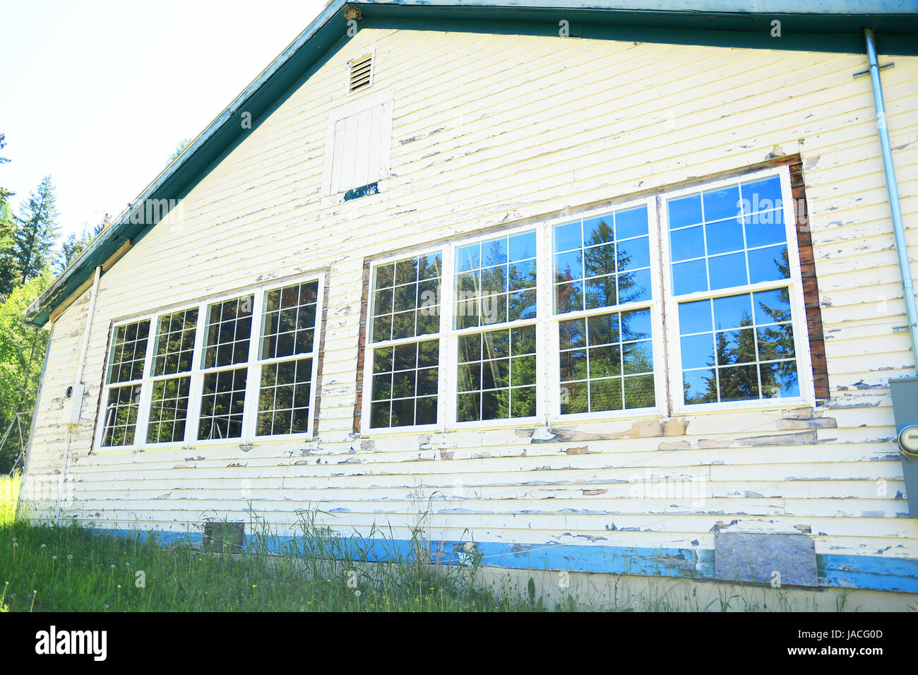 Nuovo windows installato su un vecchio schoolhouse in fase di ristrutturazione Foto Stock